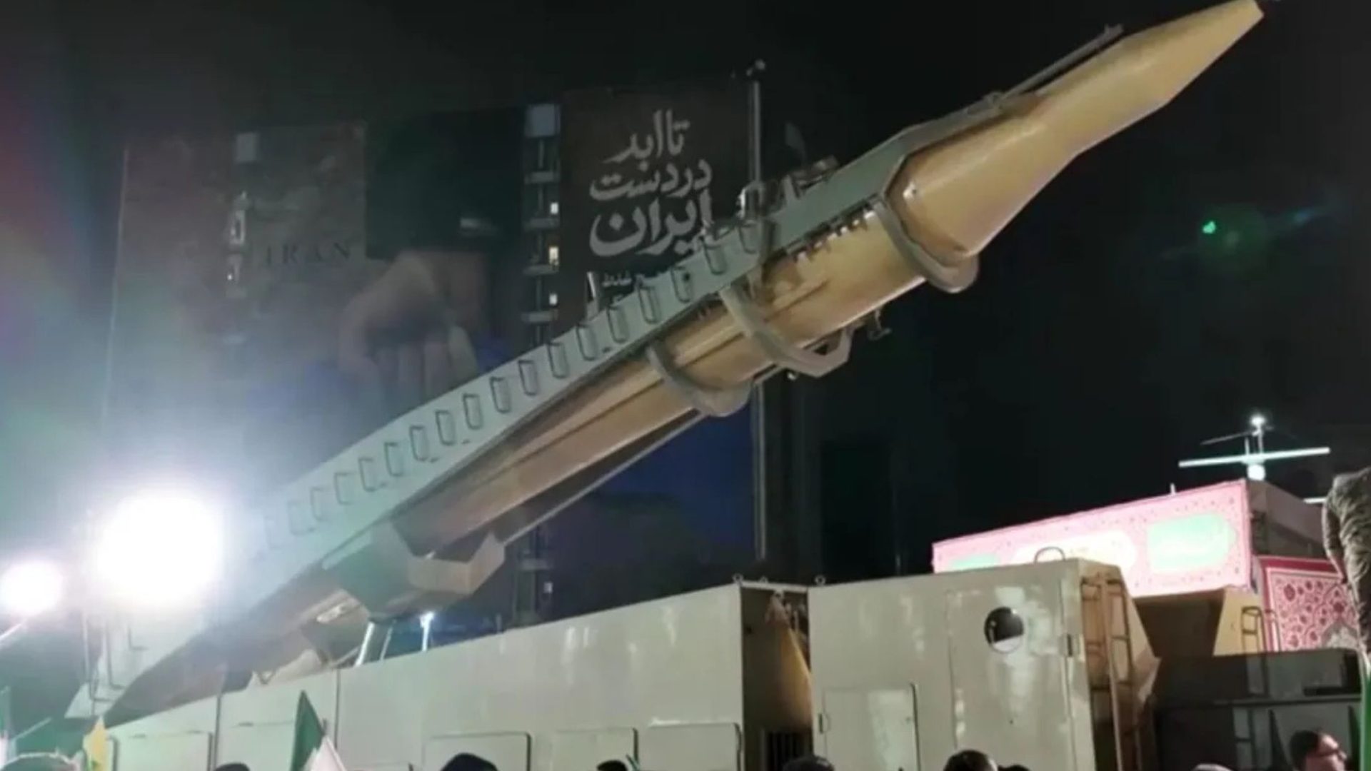 Irã exibe míssil balístico em ato em Teerã