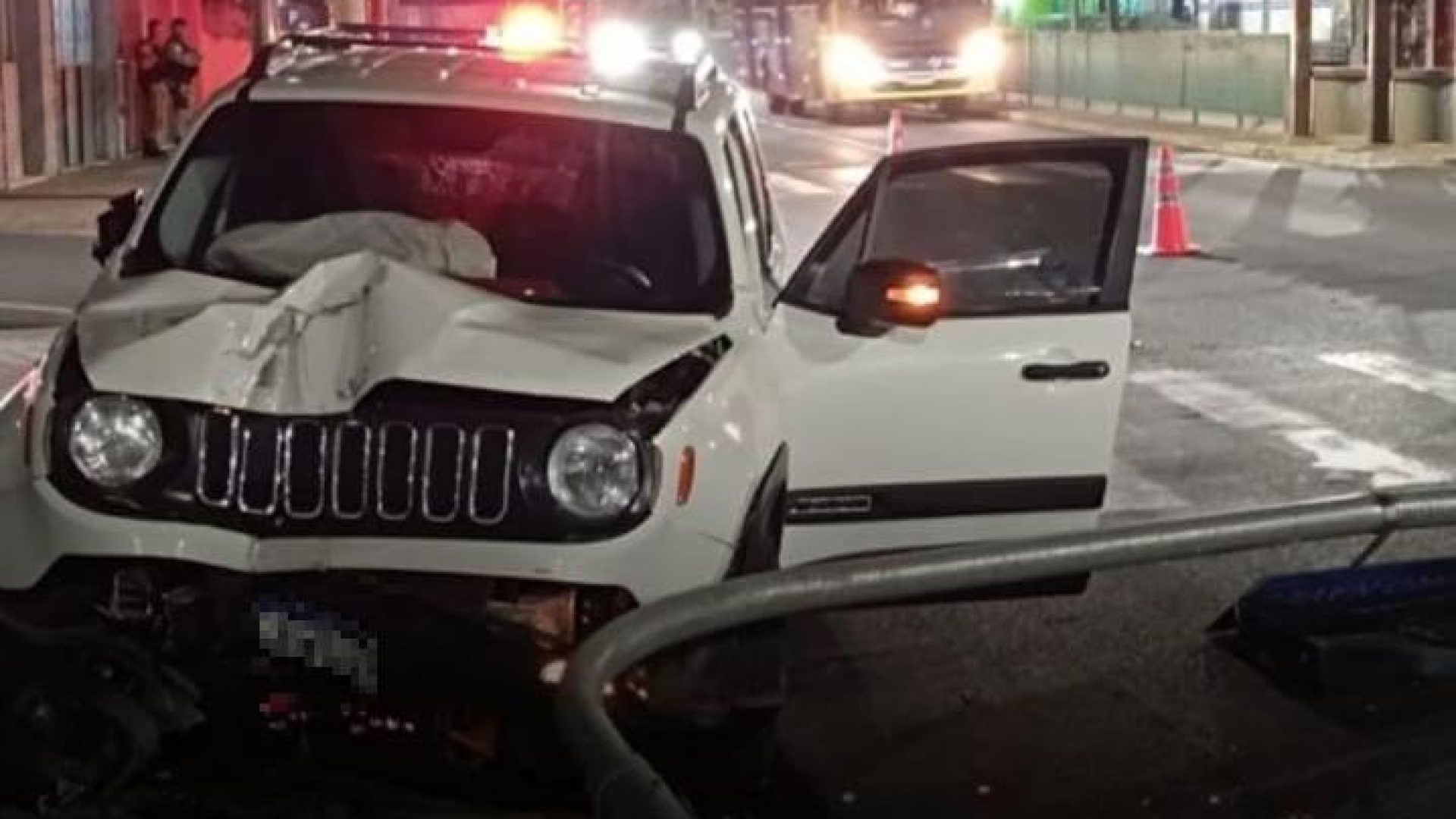 Impacto danificou o veículo e a estrutura do semáforo; motorista tentou desviar de animal na pista (foto: divulgação/ redes sociais)