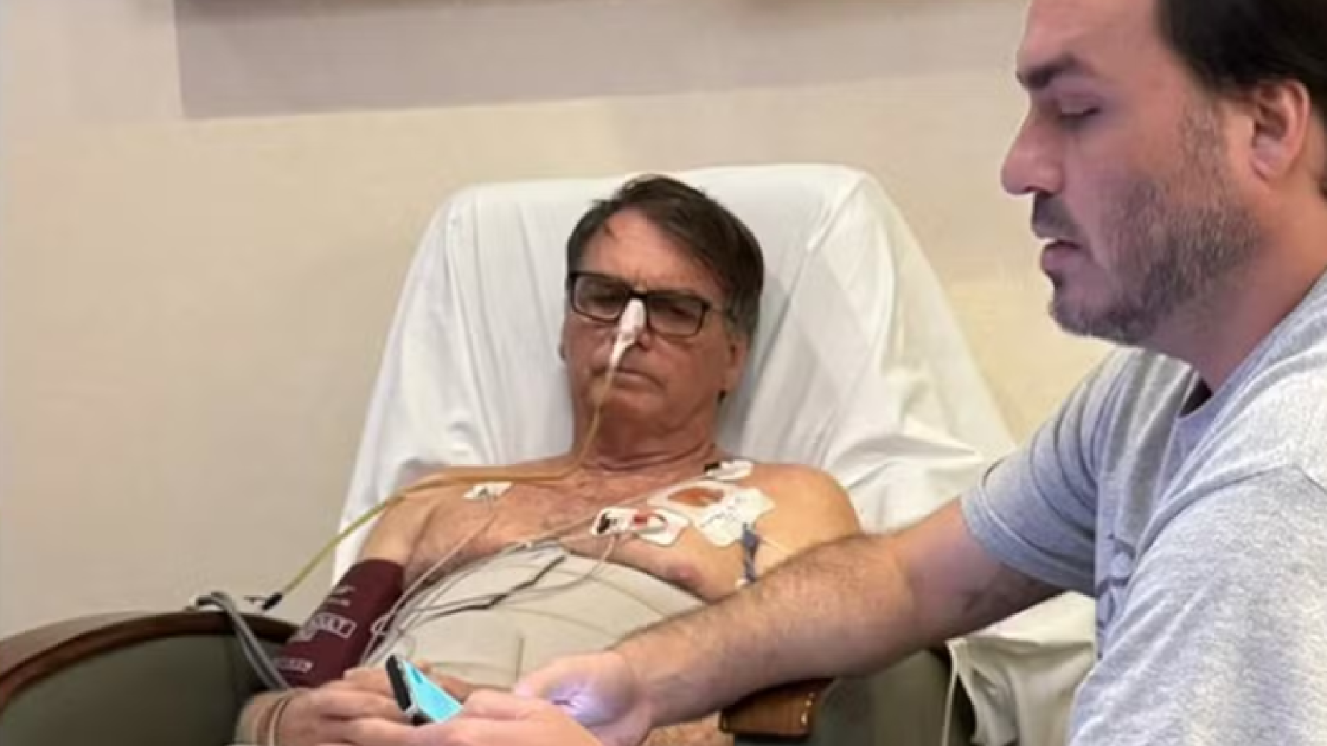 Bolsonaro tem piora clínica após cirurgia intestinal e segue na UTI em Brasília