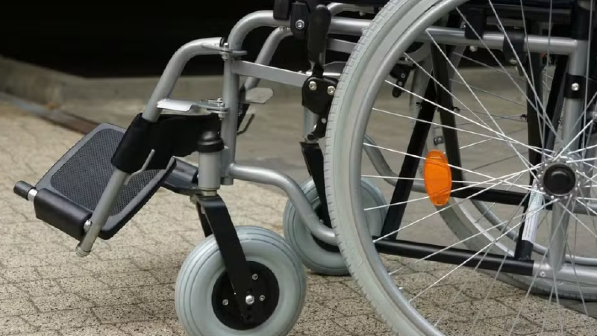 Santos cria lei que obriga cadeiras de rodas em escolas