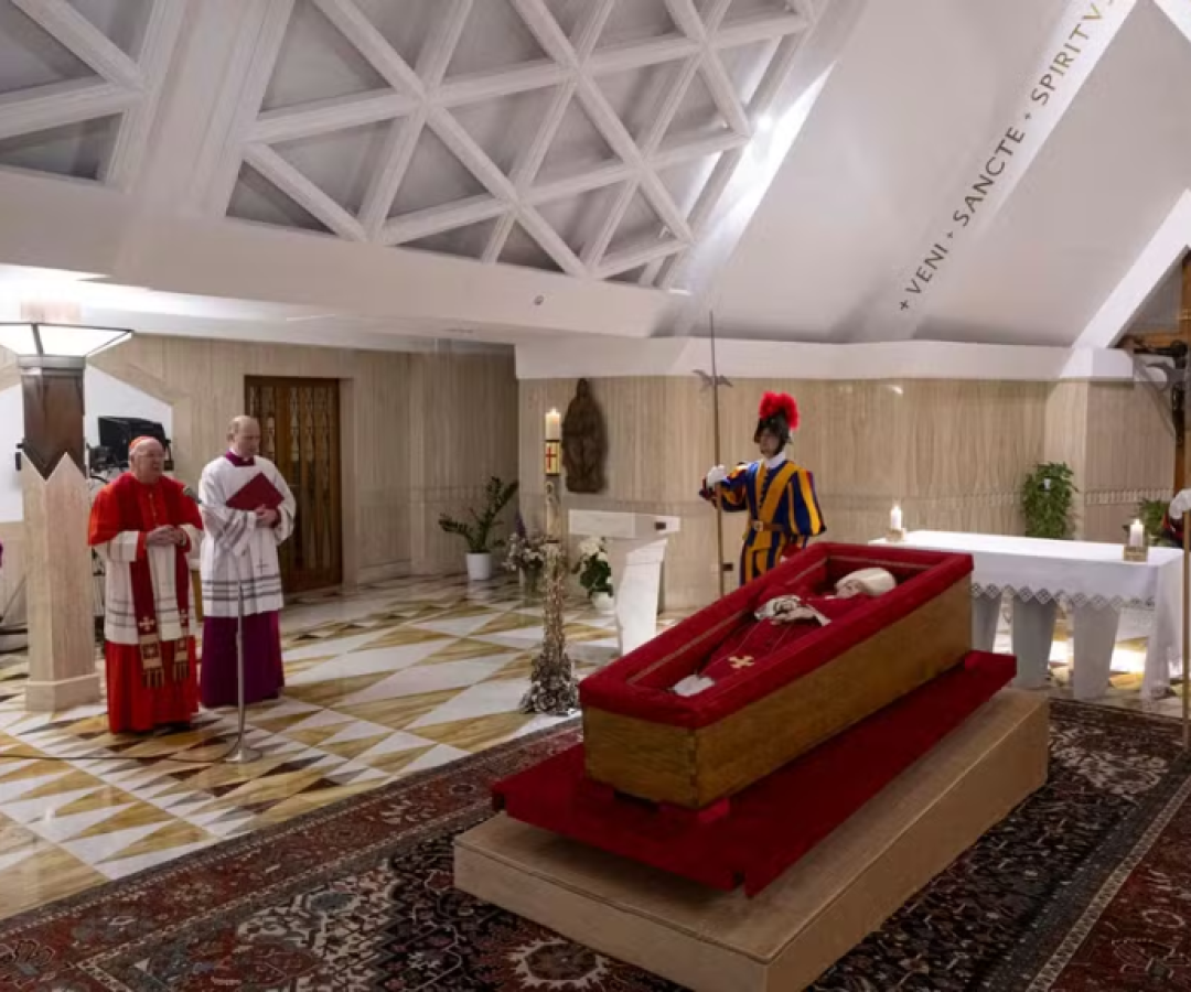 Vaticano divulga primeiras imagens do papa Francisco no caixão