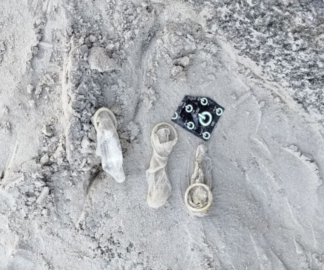 Praia vira ponto de encontro para sexo ao ar livre