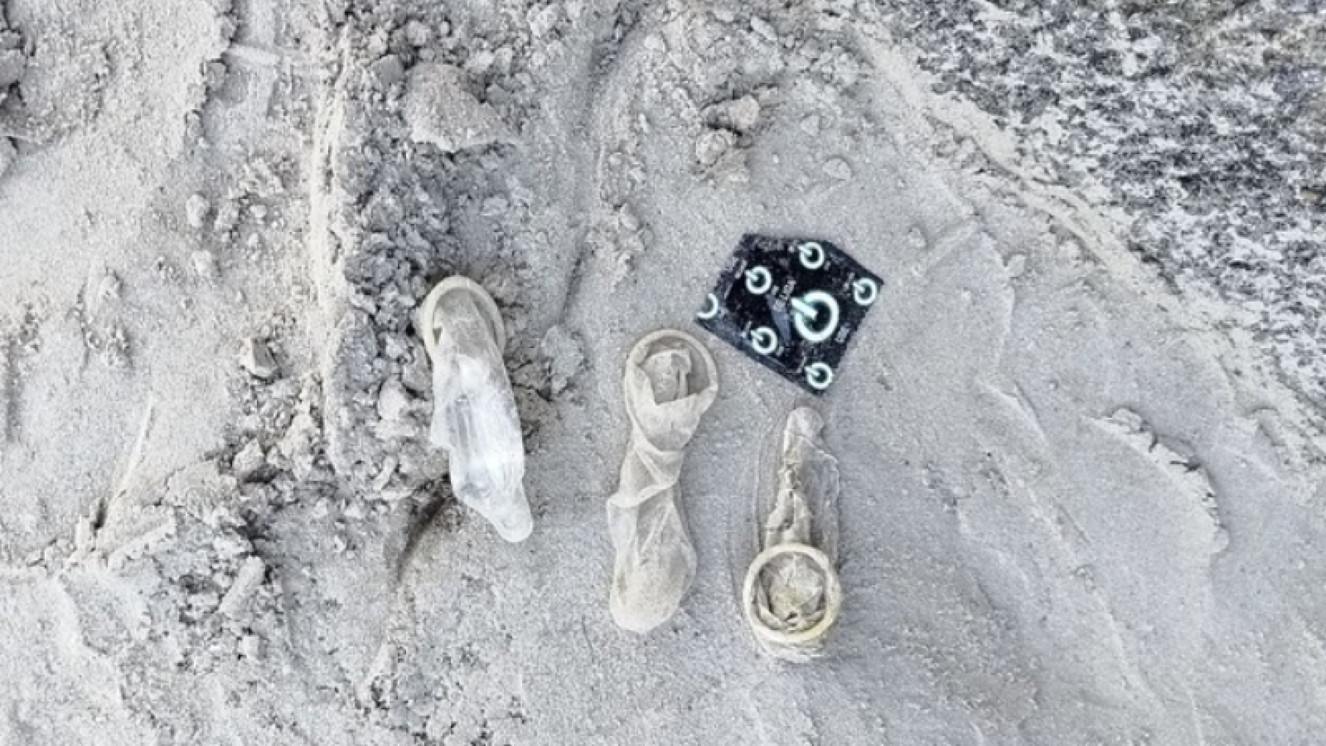 Praia vira ponto de encontro para sexo ao ar livre