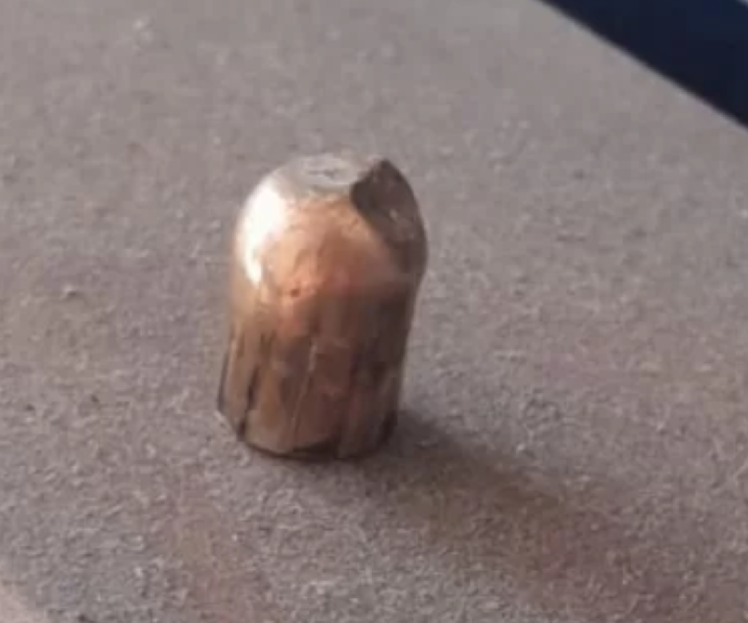 Bala perdida atravessa telhado e quase atinge crianças em São Vicente