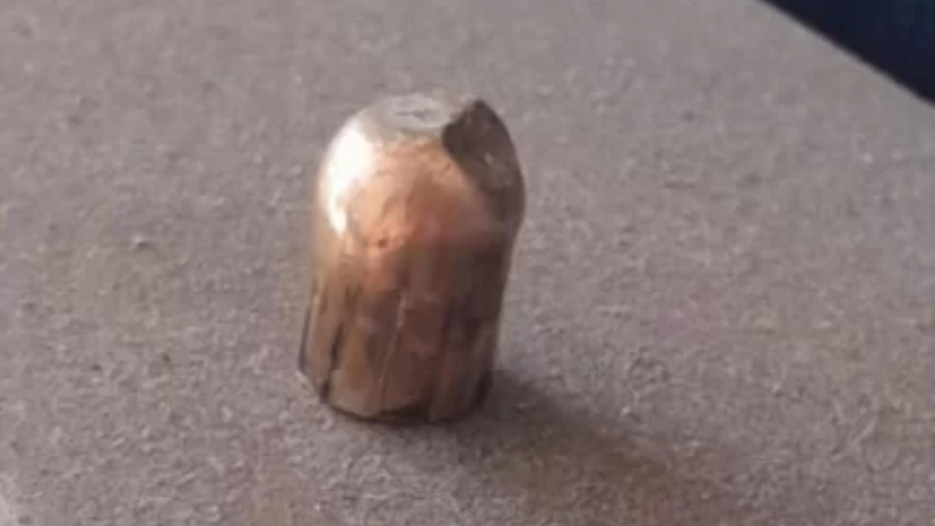 Bala perdida atravessa telhado e quase atinge crianças em São Vicente