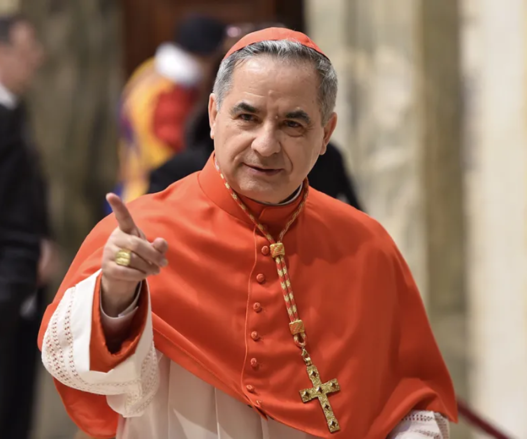 Cardeal Becciu diz que vai participar do Conclave mesmo excluído pelo Vaticano