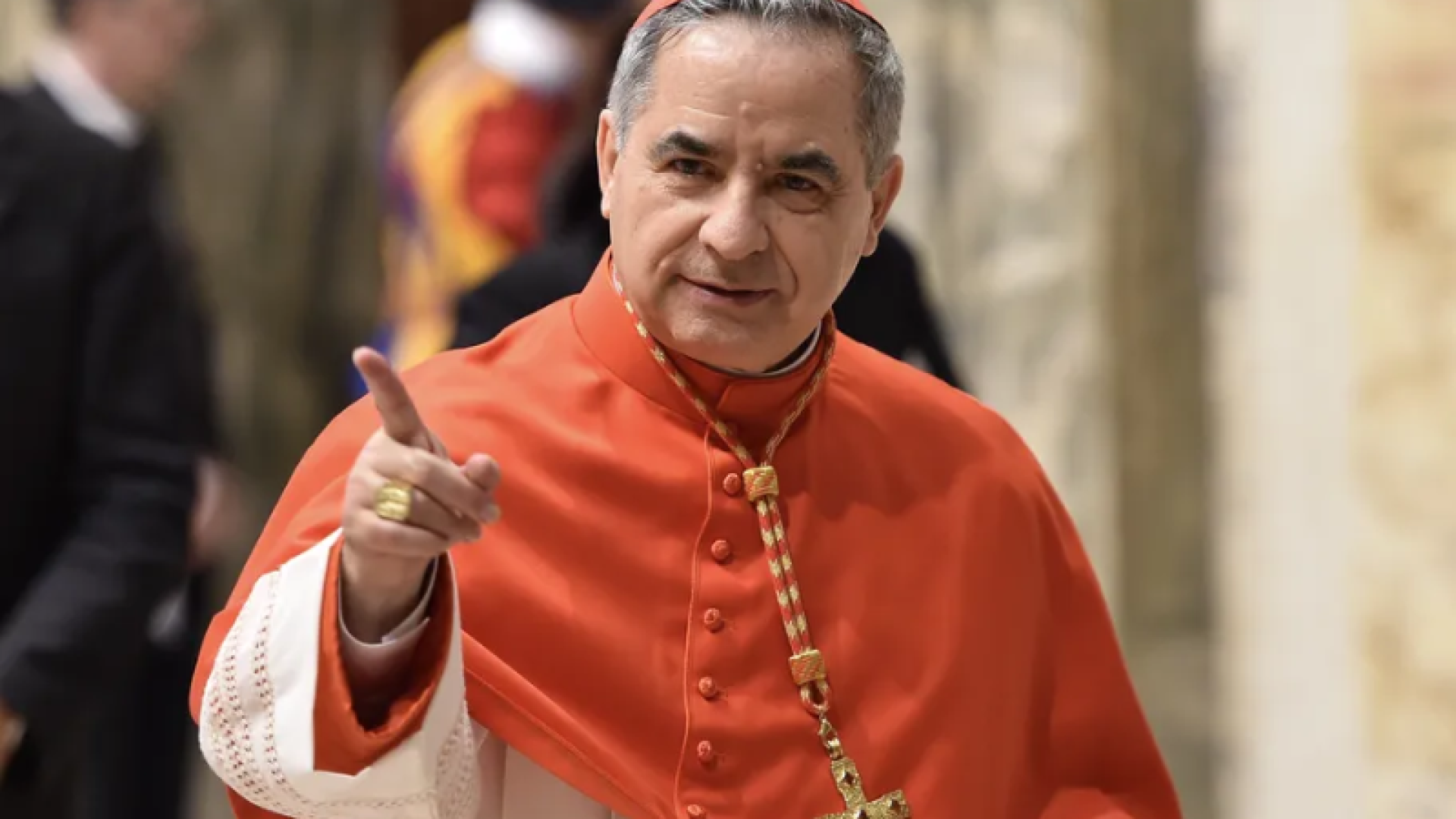 Cardeal Becciu diz que vai participar do Conclave mesmo excluído pelo Vaticano