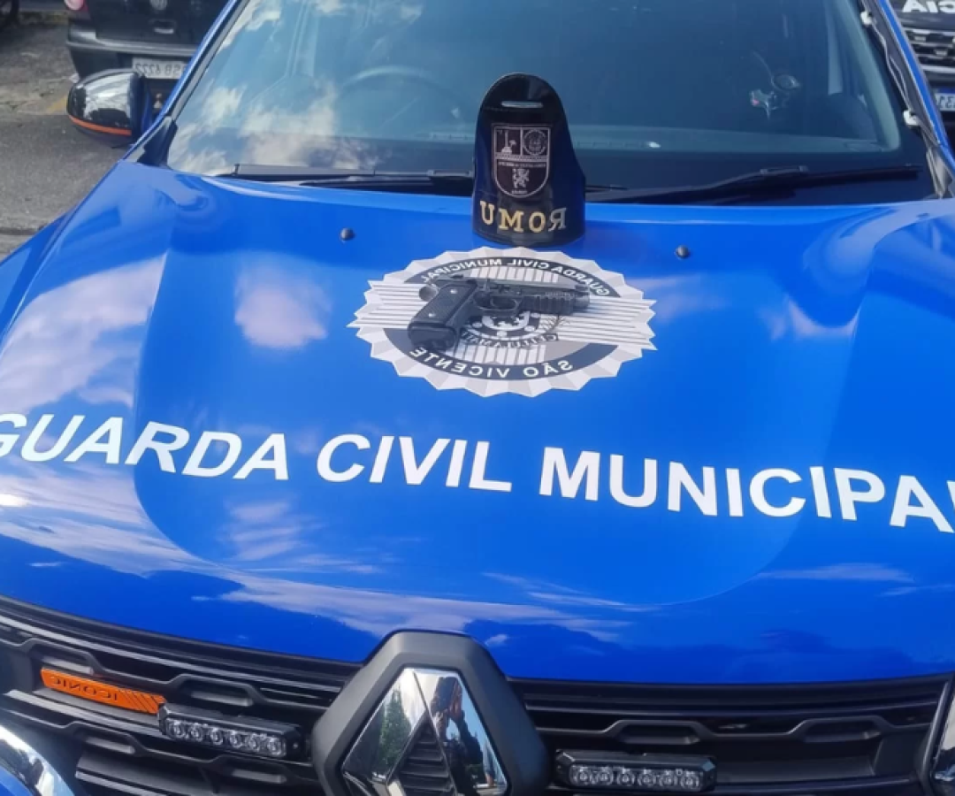 Homem é preso com simulacro de arma após denúncia de munícipe em São Vicente