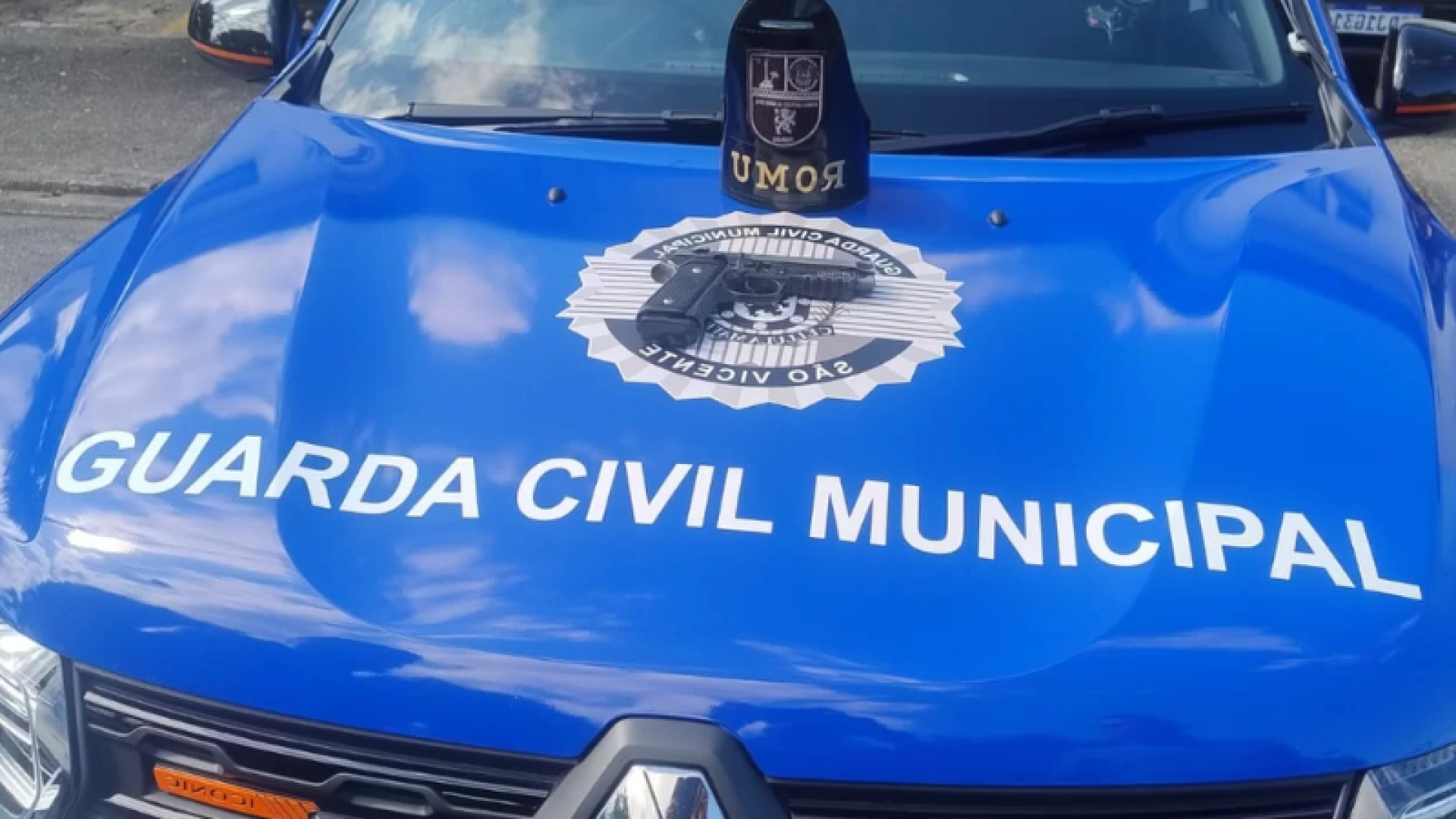 Homem é preso com simulacro de arma após denúncia de munícipe em São Vicente