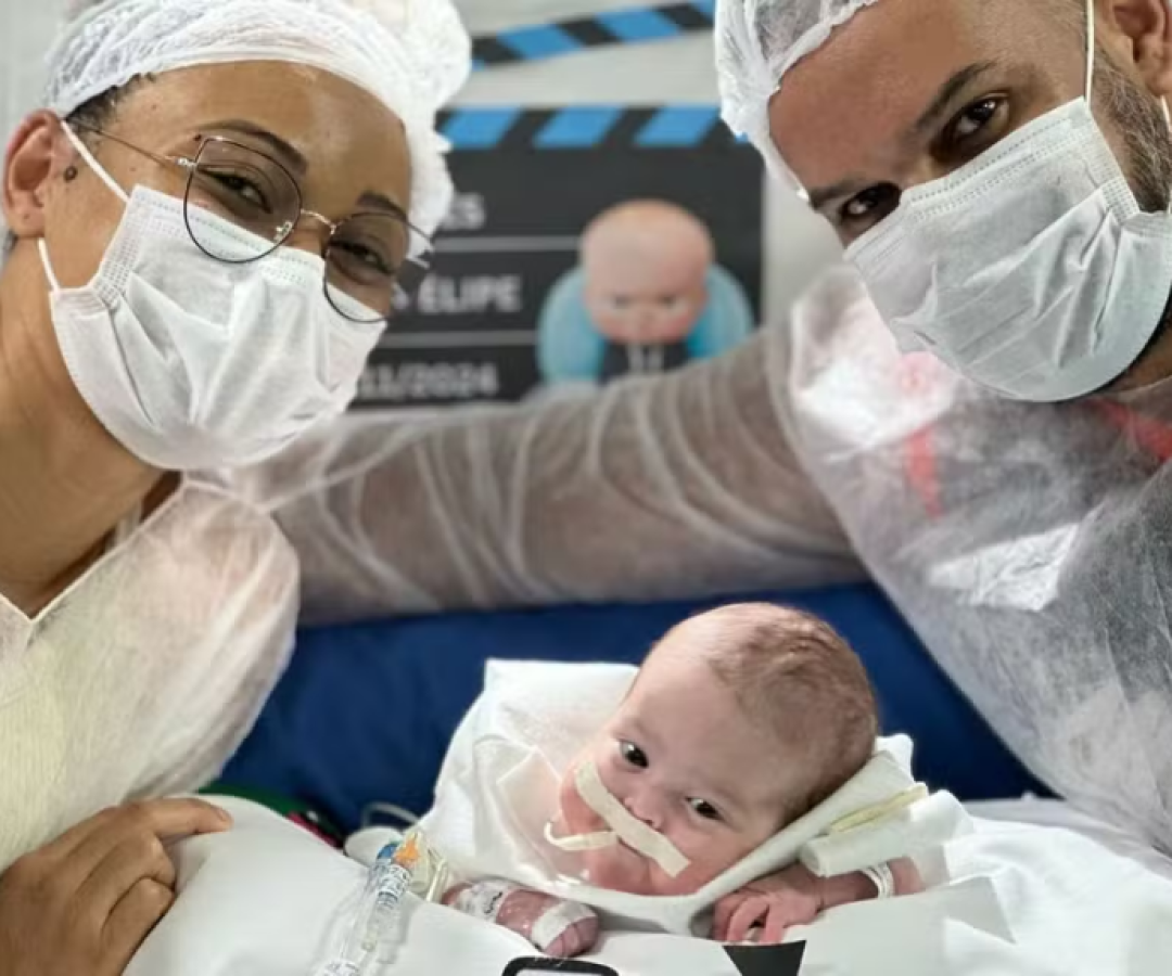 Mãe de bebê com problema na laringe cobra transferência para UTI pediátrica em Santos