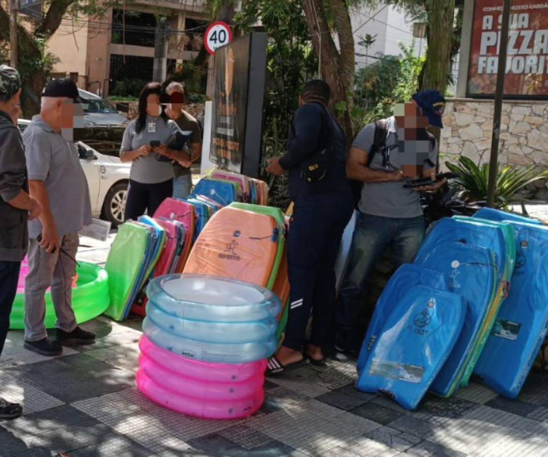 A Prefeitura de Guarujá, no litoral de São Paulo, intensificou a fiscalização contra a venda irregular de pranchas e infláveis nas...