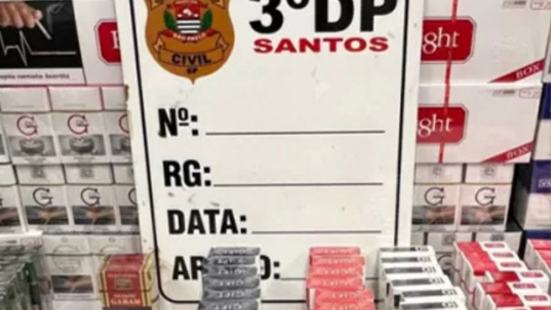 Três pessoas foram presas na manhã desta quarta-feira (10) em Santos, no litoral paulista, por envolvimento em dois crimes de furto...