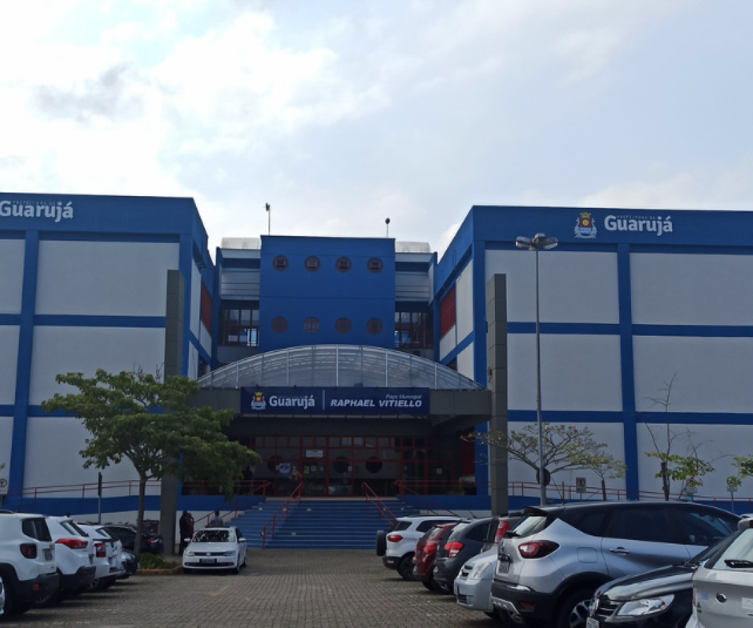 Desde 2017, todos os próprios públicos de Guarujá, no litoral de São Paulo, são obrigados a adotar as cores azul-marinho e branca.