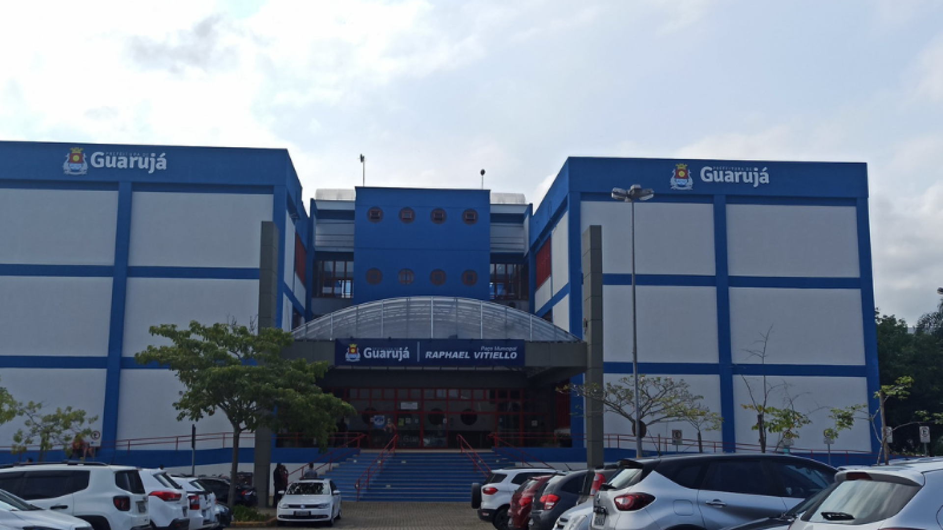 Desde 2017, todos os próprios públicos de Guarujá, no litoral de São Paulo, são obrigados a adotar as cores azul-marinho e branca.