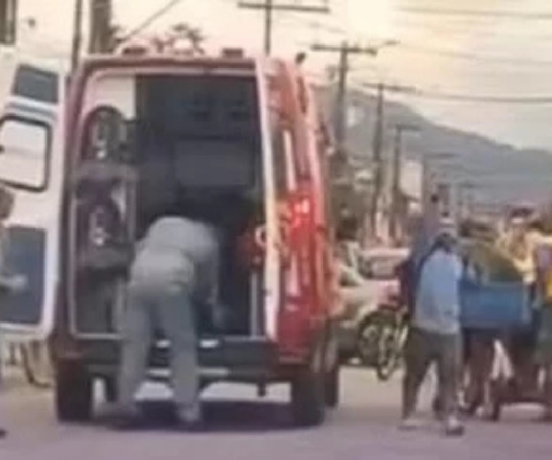 Duas irmãs, de três e 13 anos, morreram após serem atropeladas por um caminhão na tarde de sexta-feira (15), em Itanhaém, no litoral...