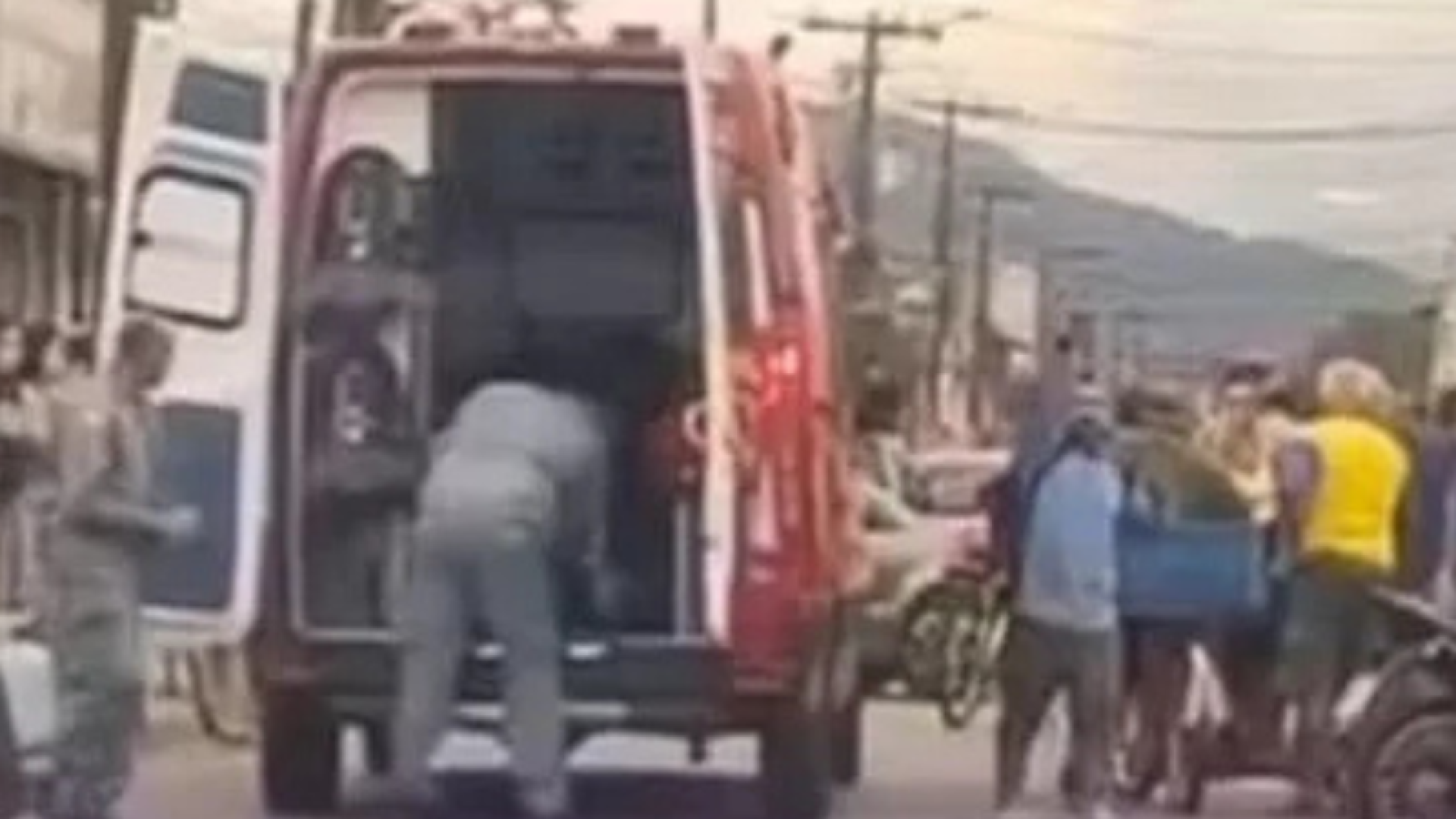 Duas irmãs, de três e 13 anos, morreram após serem atropeladas por um caminhão na tarde de sexta-feira (15), em Itanhaém, no litoral...