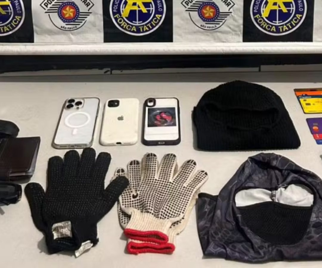 Uma quadrilha foi presa em flagrante na noite de segunda-feira (18), após assaltar uma casa no bairro Santa Rosa, em Guarujá...