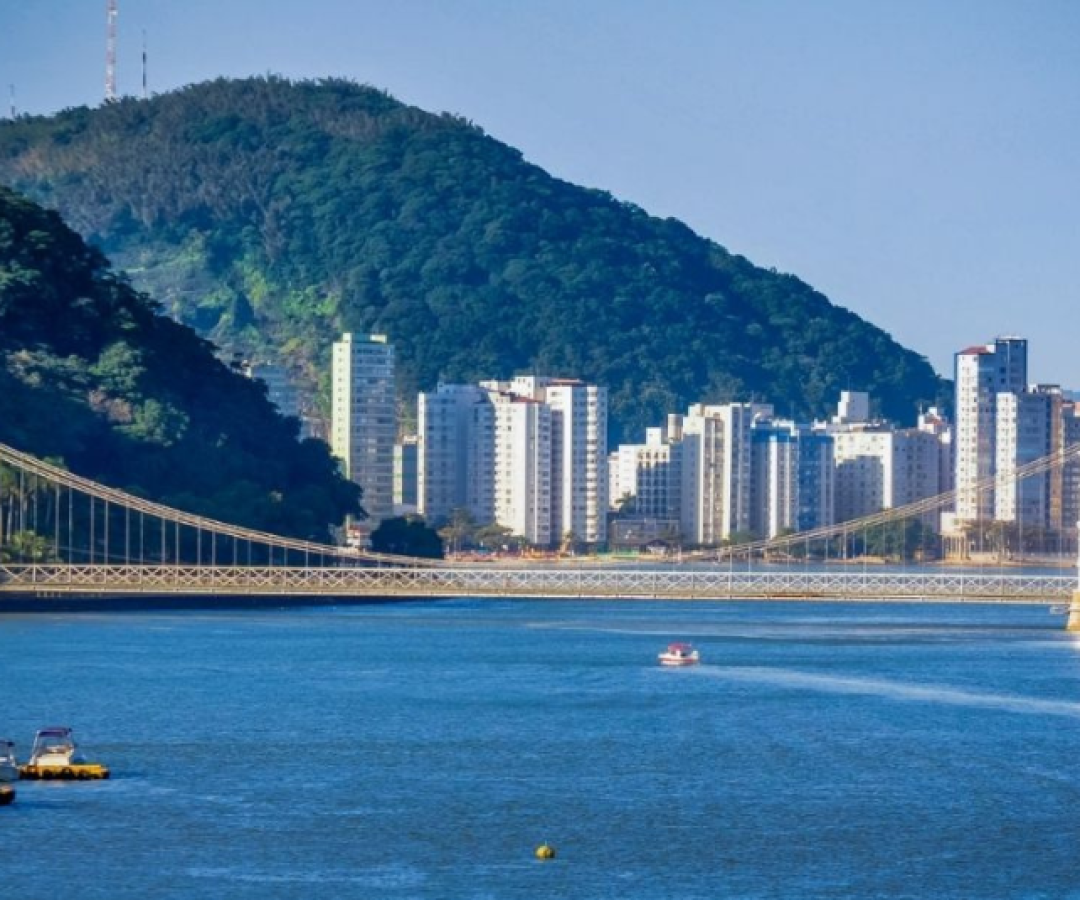 A Ponte Pênsil, um dos principais acessos entre São Vicente e Praia Grande, ficará parcialmente interditada até sexta-feira (22) por conta...