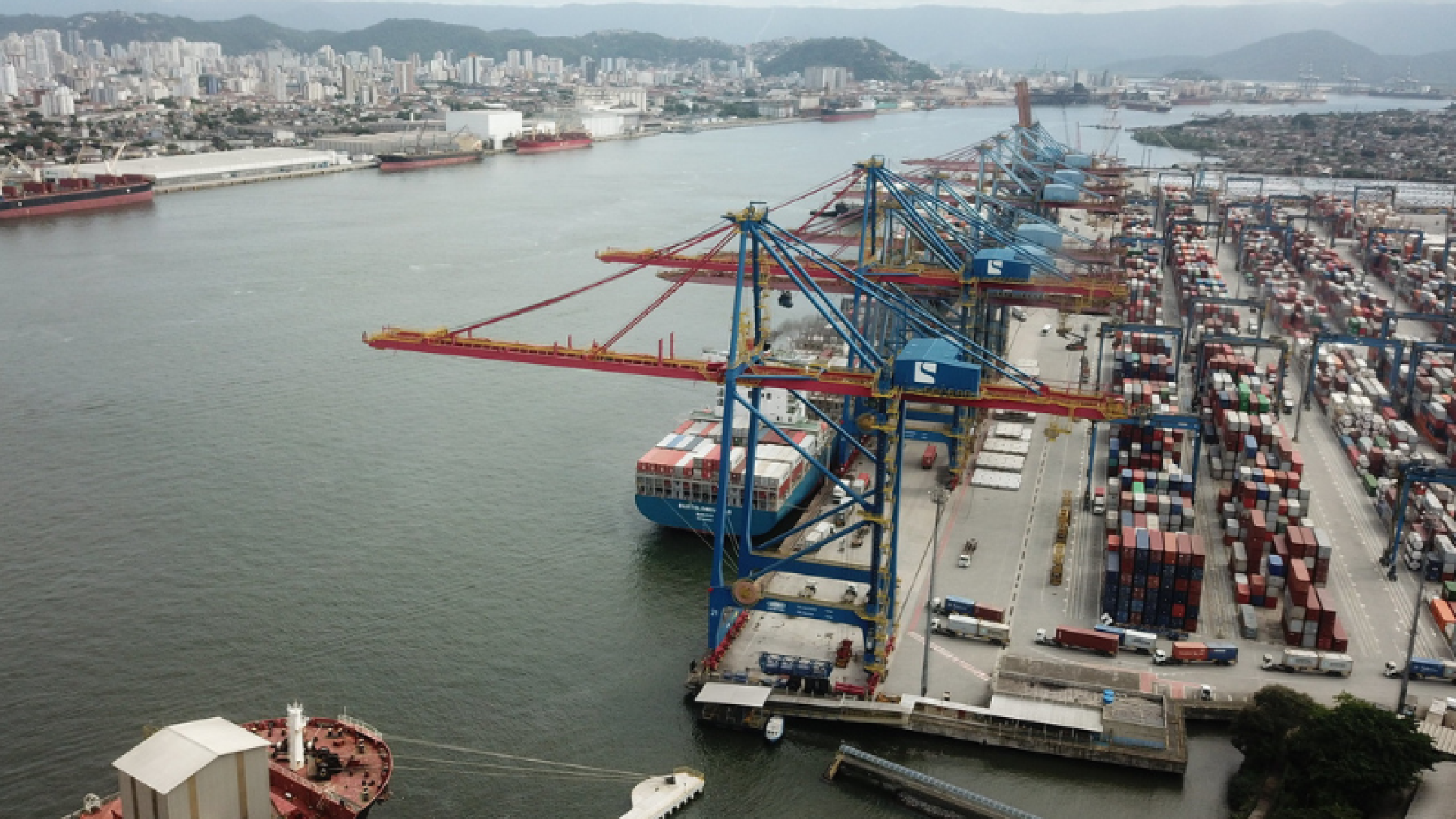 O corpo de um homem foi encontrado na margem esquerda do Porto de Santos, nas proximidades de Guarujá, no litoral de São Paulo...