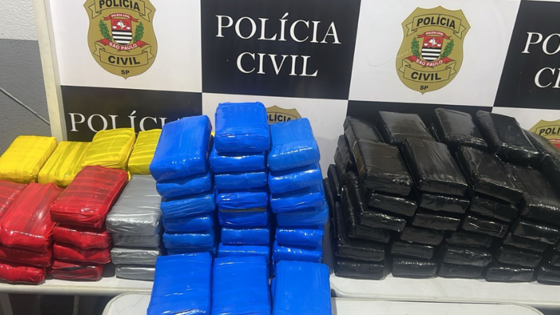A Polícia Civil apreendeu 186 quilos de cocaína no Guarujá, litoral de São Paulo, na quarta-feira (20). Dois homens...