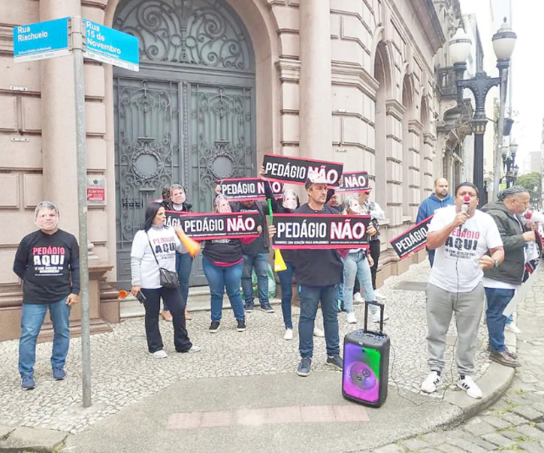 O Centro Histórico de Santos foi palco de uma manifestação contra a implantação do sistema de pedágio eletrônico “free-flow”.