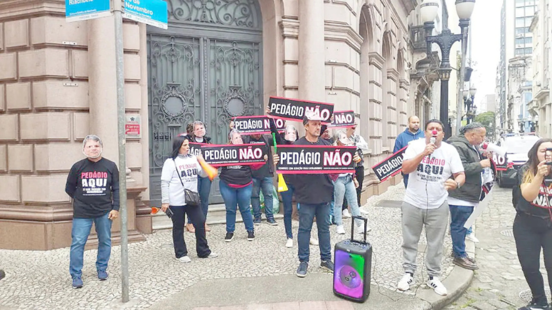 O Centro Histórico de Santos foi palco de uma manifestação contra a implantação do sistema de pedágio eletrônico “free-flow”.