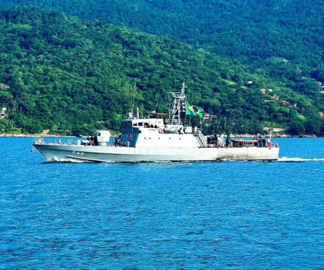 Uma lancha com uma família de três pessoas naufragou a cerca de 25 km da costa, durante a forte ventania registrada na Baixada Santista...
