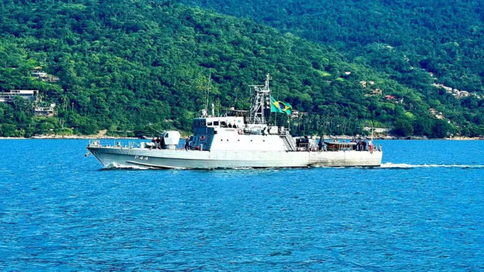 Uma lancha com uma família de três pessoas naufragou a cerca de 25 km da costa, durante a forte ventania registrada na Baixada Santista...
