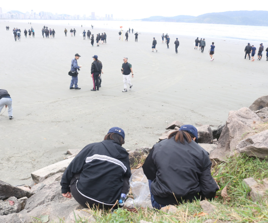 Na manhã desta segunda-feira (25), integrantes da esquadra de treinamento da Marinha japonesa, acompanhados por representantes...