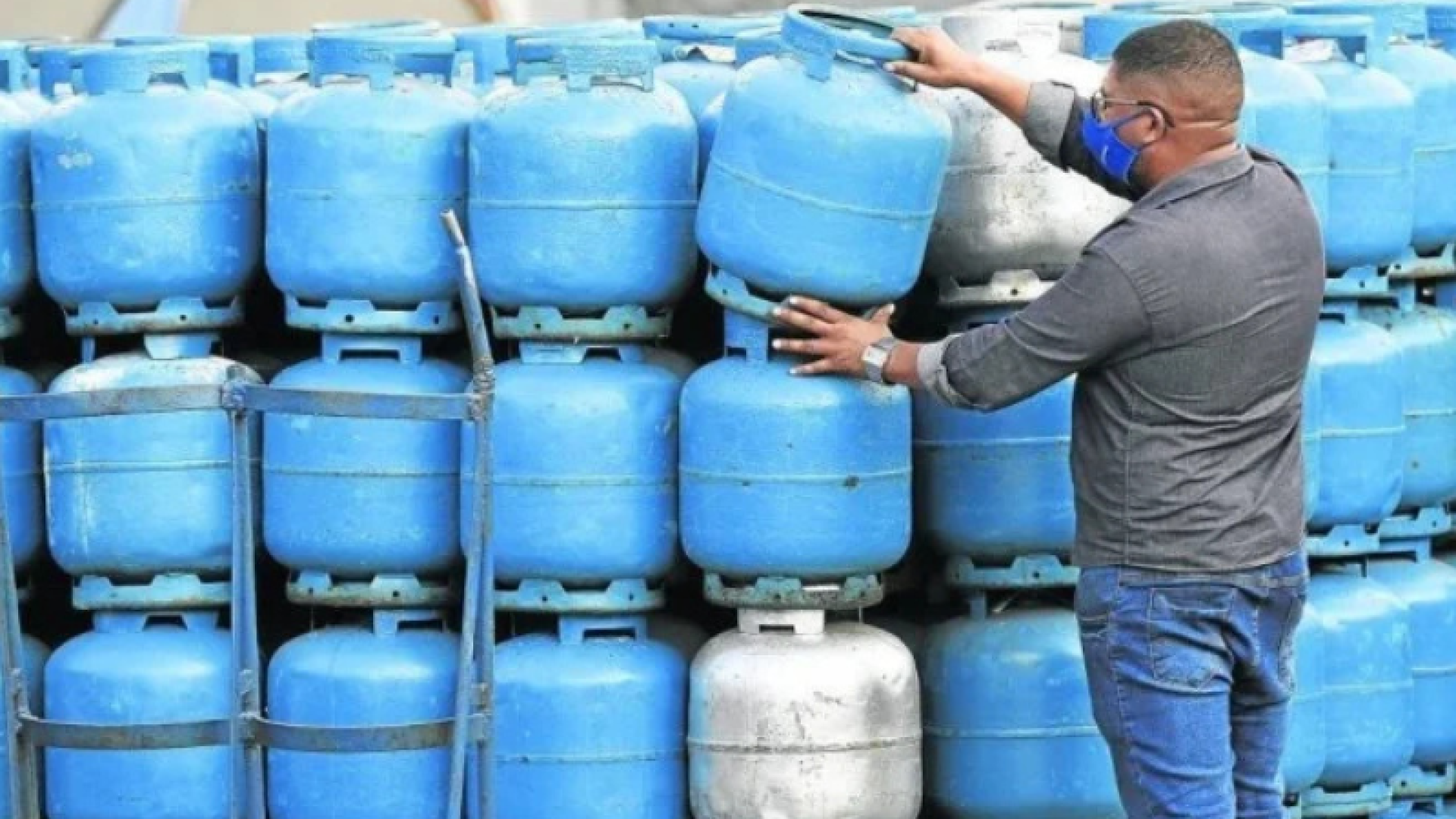 O Auxílio Gás foi retomado pelo governo federal em agosto de 2025, com os pagamentos acontecendo entre os dias 18 e 29, conforme...