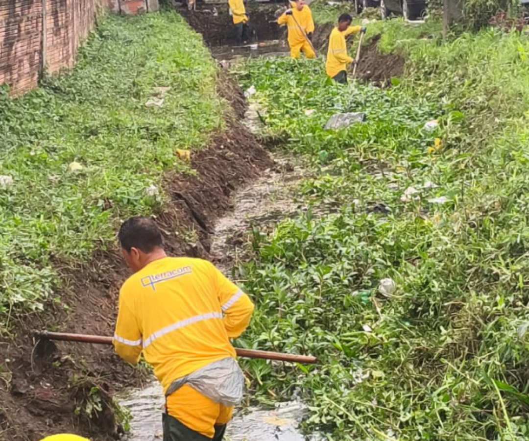 A Prefeitura de Guarujá concluiu, na última segunda-feira (25), a limpeza das valas nos bairros Vila Zilda e Vila Edna.