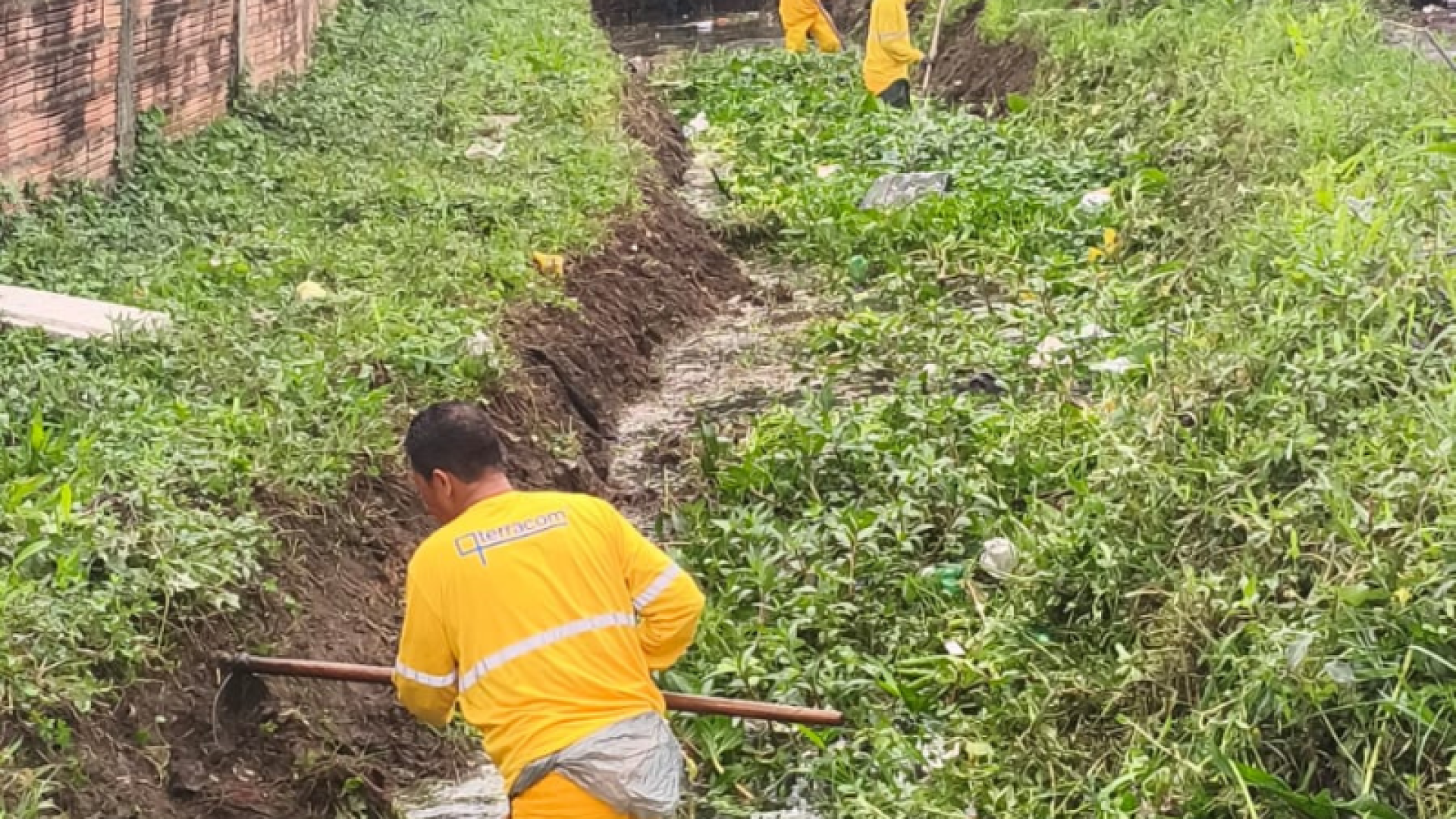 A Prefeitura de Guarujá concluiu, na última segunda-feira (25), a limpeza das valas nos bairros Vila Zilda e Vila Edna.