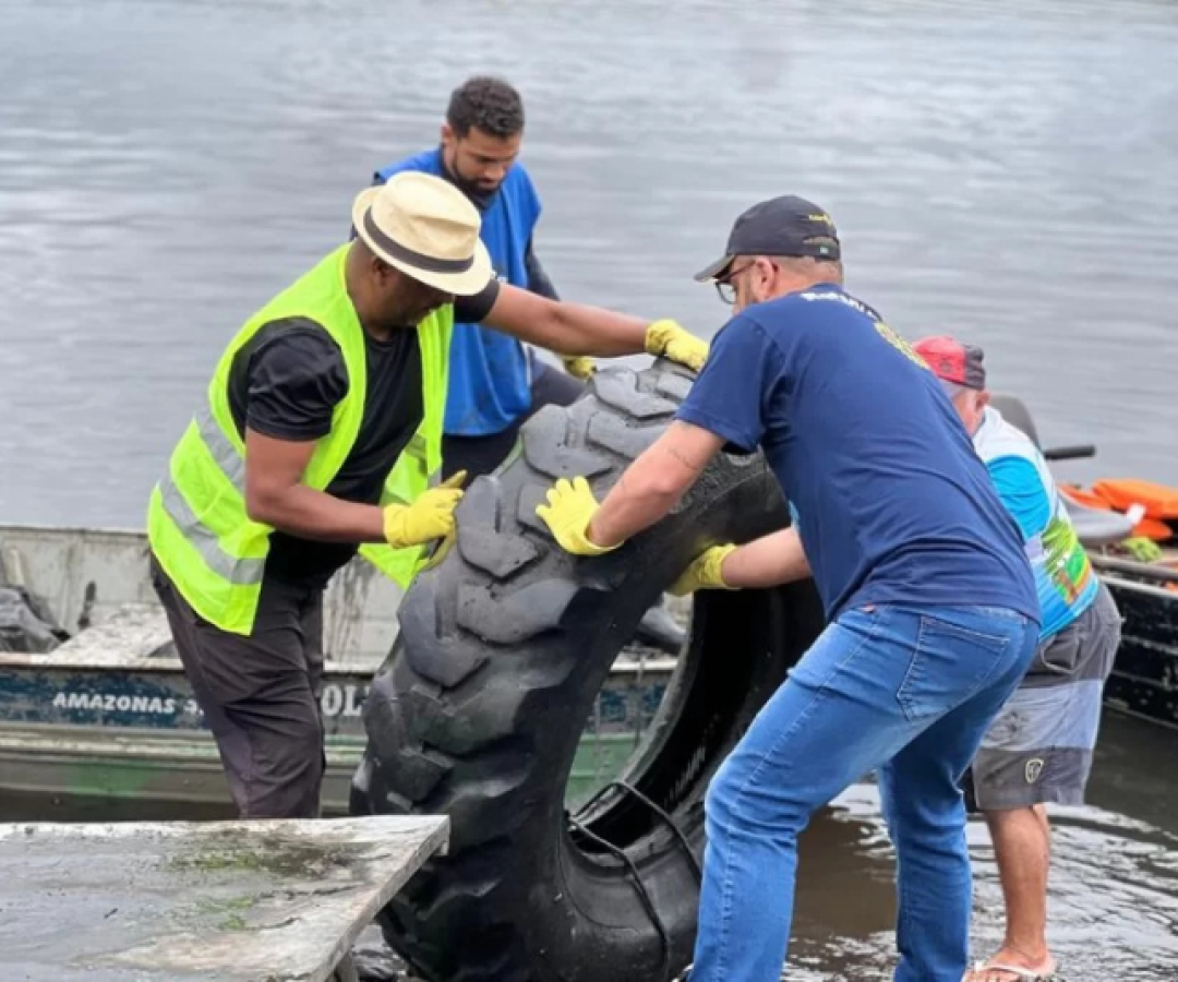 Mais de uma tonelada de resíduos foi retirada das margens do Rio Paranhos, no bairro Bolsão 8, em Cubatão, durante o...