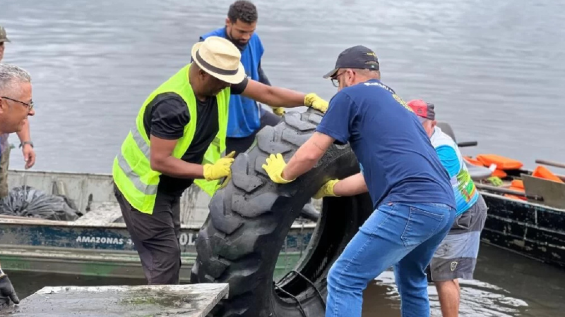 Mais de uma tonelada de resíduos foi retirada das margens do Rio Paranhos, no bairro Bolsão 8, em Cubatão, durante o...
