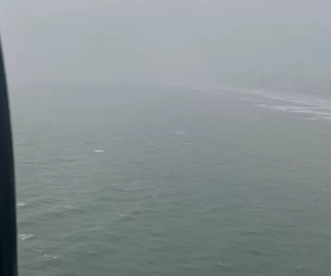 Equipes da Marinha do Brasil e da Força Aérea Brasileira (FAB), com apoio do Grupamento de Bombeiros Marítimo...