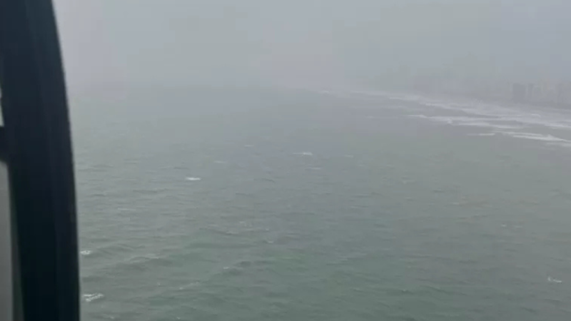 Equipes da Marinha do Brasil e da Força Aérea Brasileira (FAB), com apoio do Grupamento de Bombeiros Marítimo...