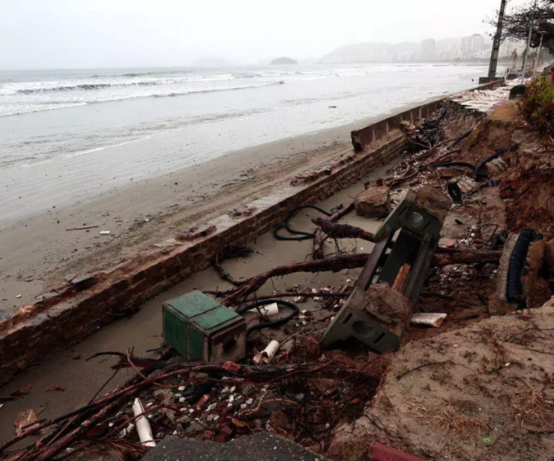 Os estragos provocados pela forte ressaca na última semana de julho ainda são visíveis na orla de Santos (SP).
