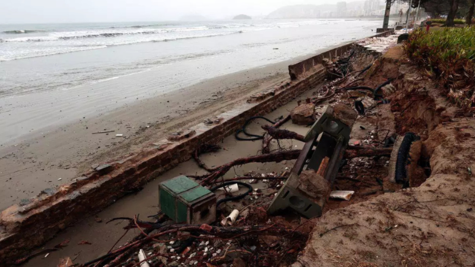Os estragos provocados pela forte ressaca na última semana de julho ainda são visíveis na orla de Santos (SP).
