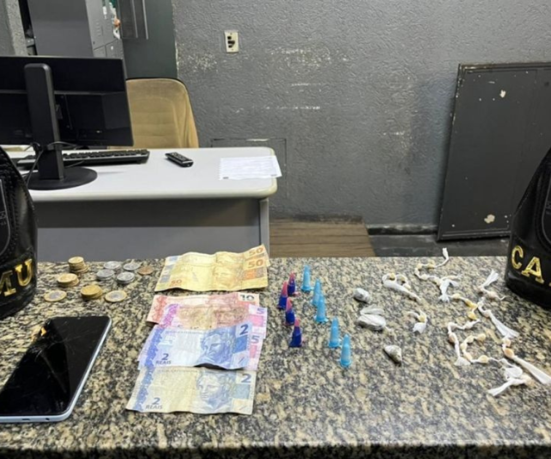A Guarda Civil Municipal (GCM) de São Vicente prendeu em flagrante um homem por tráfico de drogas na madrugada de segunda-feira...