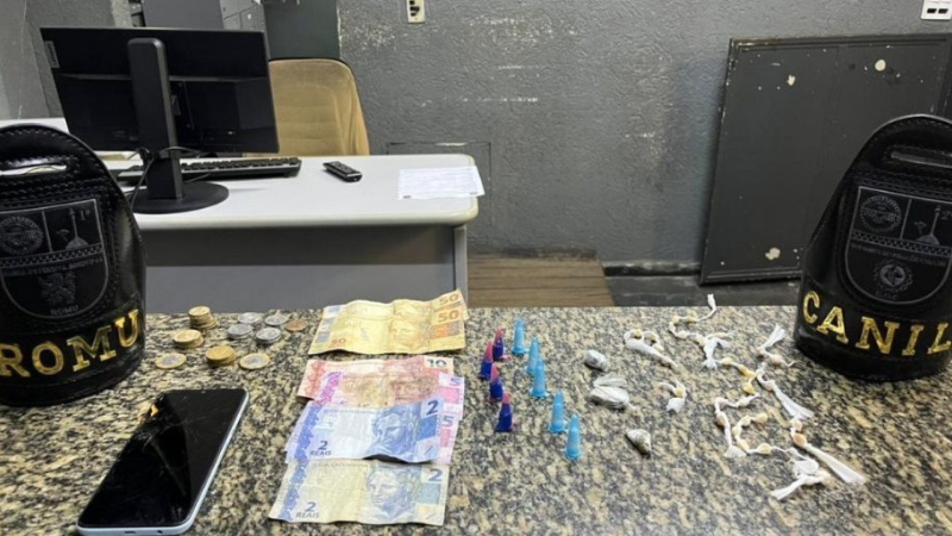 A Guarda Civil Municipal (GCM) de São Vicente prendeu em flagrante um homem por tráfico de drogas na madrugada de segunda-feira...