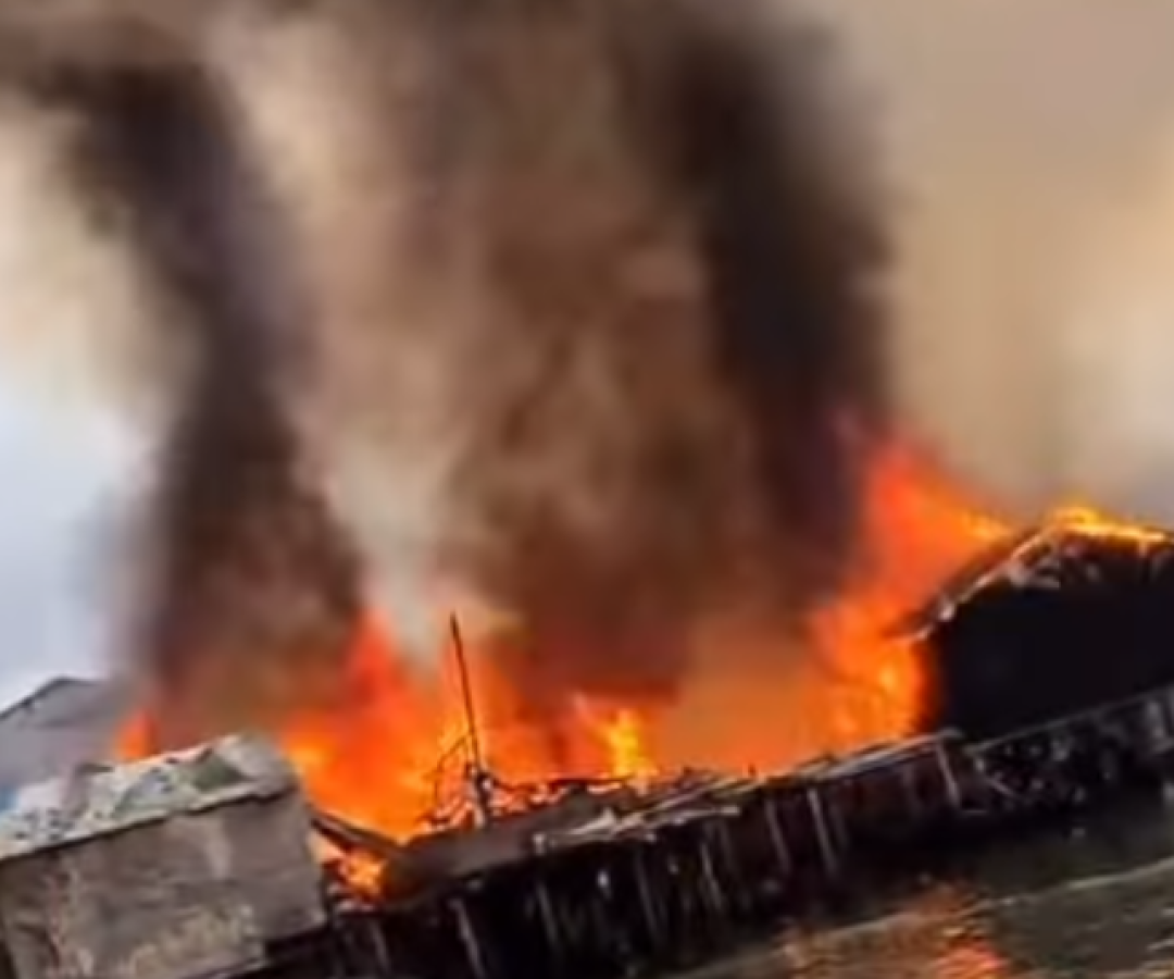 Menos de um mês após o incêndio que destruiu parte da Vila Gilda, um novo foco de grandes proporções atinge a Zona Noroeste de Santos.