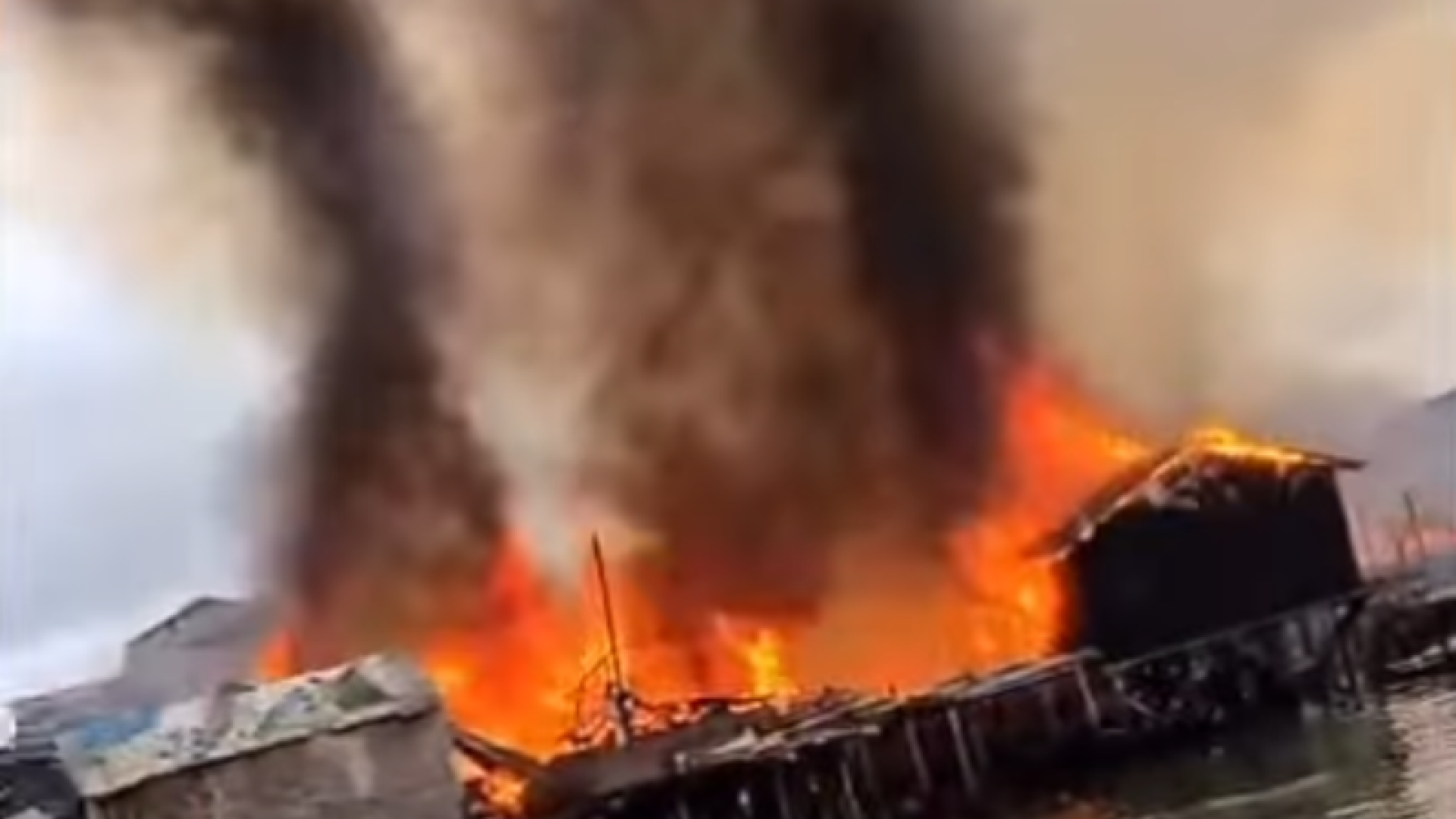 Menos de um mês após o incêndio que destruiu parte da Vila Gilda, um novo foco de grandes proporções atinge a Zona Noroeste de Santos.