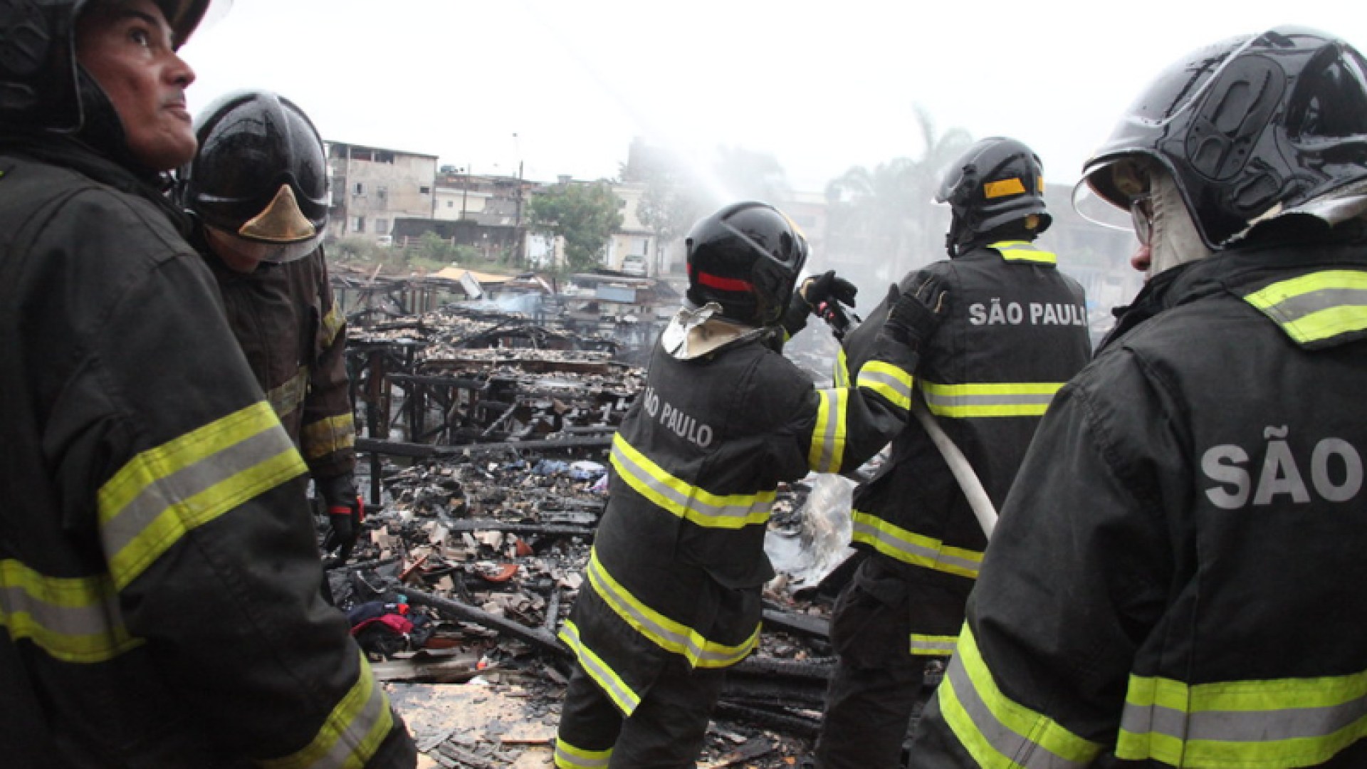 Após o incêndio que destruiu cerca de 100 moradias no Caminho São Manoel, no Dique da Vila Gilda, a Prefeitura de Santos iniciou...