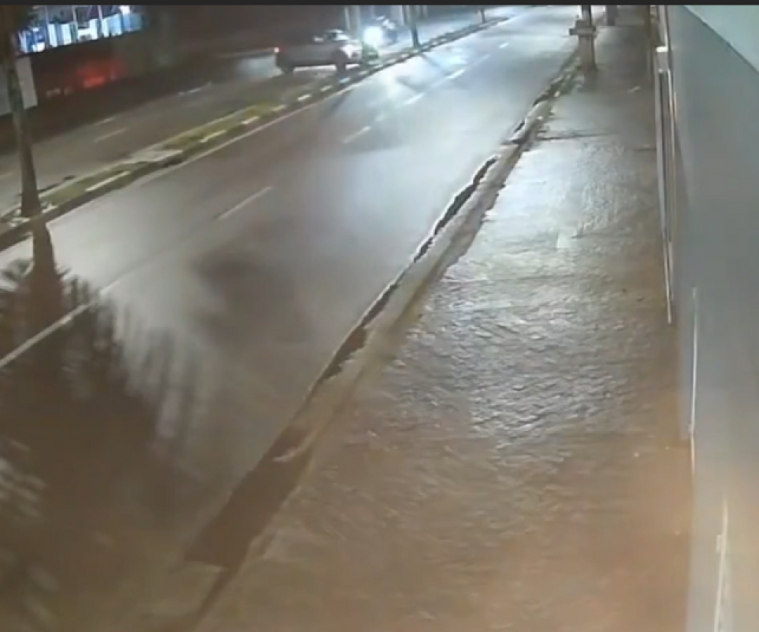 Dois carros em alta velocidade se envolveram em uma colisão na madrugada deste sábado (30), na Avenida dos Caiçaras...