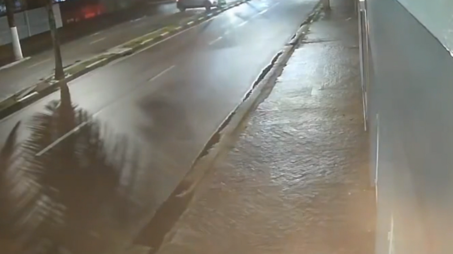 Dois carros em alta velocidade se envolveram em uma colisão na madrugada deste sábado (30), na Avenida dos Caiçaras...