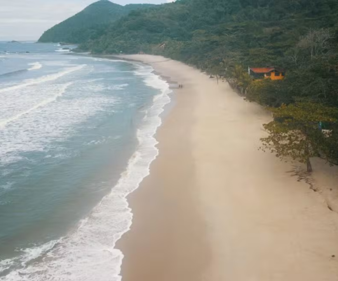 Um jovem de 23 anos morreu após se afogar na Prainha Branca, em Guarujá, no litoral de São Paulo, na tarde deste sábado (30).