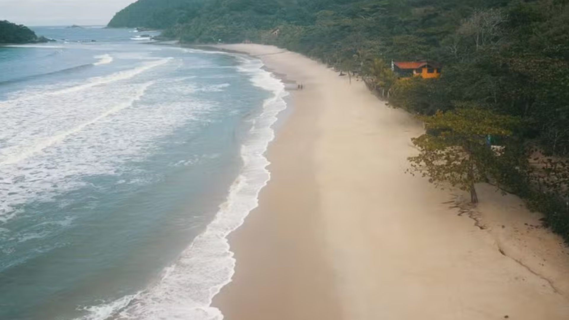 Um jovem de 23 anos morreu após se afogar na Prainha Branca, em Guarujá, no litoral de São Paulo, na tarde deste sábado (30).