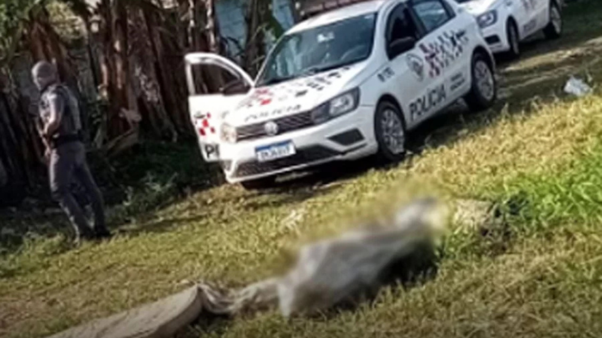 O corpo de um homem foi encontrado na tarde desta segunda-feira (1º) dentro de uma vala na Rua Emídio de Souza...