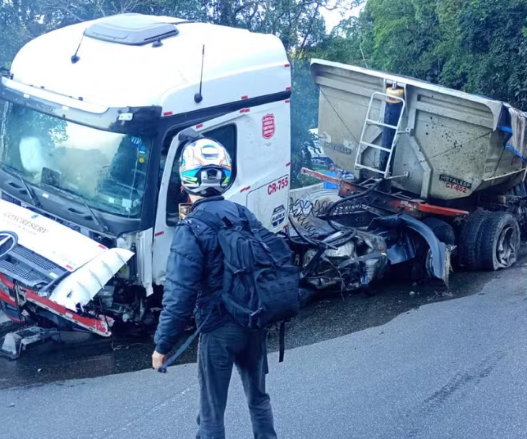 O motorista de uma carreta perdeu o controle da direção e colidiu contra uma barreira de concreto e um barranco na manhã desta terça-feira...