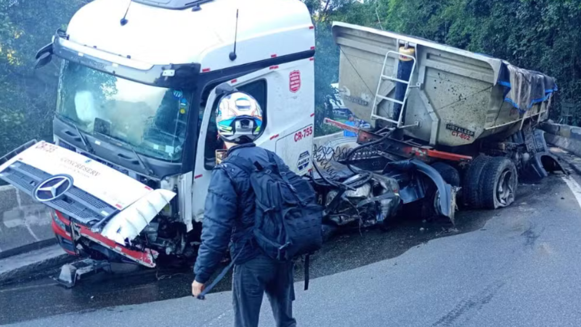 O motorista de uma carreta perdeu o controle da direção e colidiu contra uma barreira de concreto e um barranco na manhã desta terça-feira...